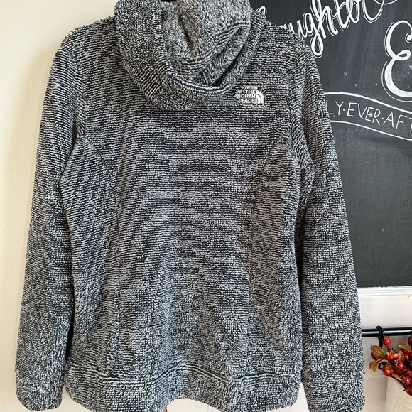 The North Face Women’s Fleece Hoodie - Picture 2 of 5